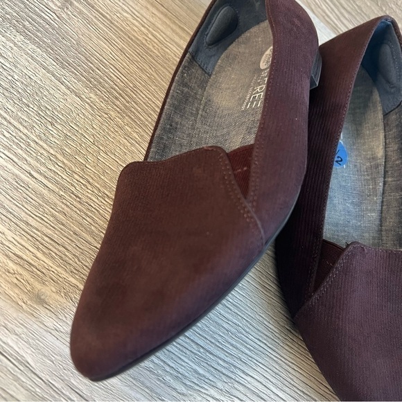 Dr Scholls Woman’s burgundy colored micro cord fabric pointed toe flats size 7.5 - Picture 3 of 9